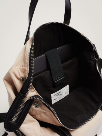 Mochila de nylon confeccionada con materiales reciclados