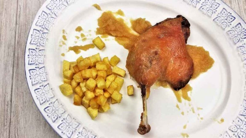 La paella 'francesa' de Gipsy Chef que le da mil vueltas a la valenciana 4 Merca2.es Preparación del confit