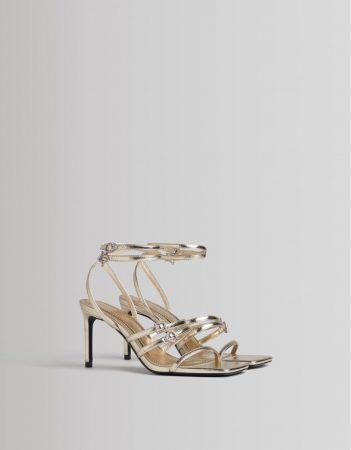 Sandalia tacón joyas metalizada