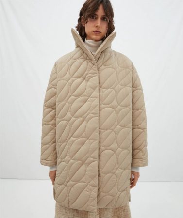 abrigo acolchado asimetrico liso