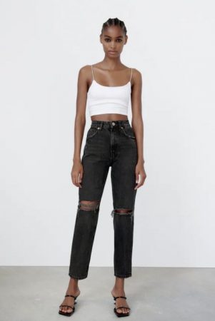 Zara: 10 vaqueros en oferta que te quitan dos tallas de encima 37 Merca2.es Jeans mom fit rotos Zara