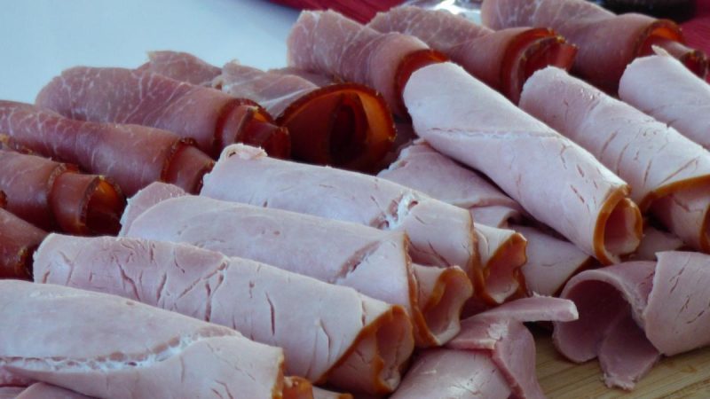 Jamón cocido o Jamón de York, ¿cuál es mejor? 43 Merca2.es pechuga pavo jamon york Merca2.es