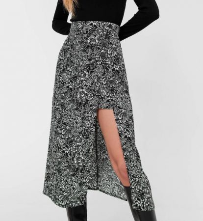 Este increíble abrigo de Stradivarius está a 39,95 euros en las rebajas 20 Merca2.es screenshot www.stradivarius.com 2022.01.10 12 39 04 Merca2.es