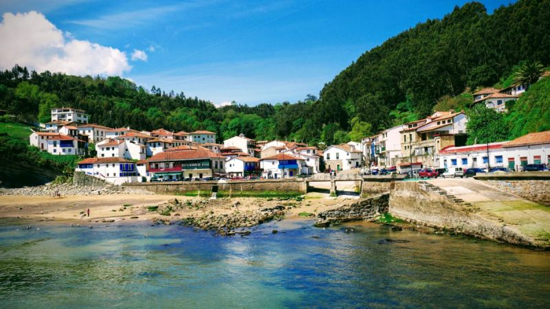 El pueblo de Asturias para callejear y disfrutar de todos sus miradores 7 Merca2.es tazones vista del pueblo Merca2.es