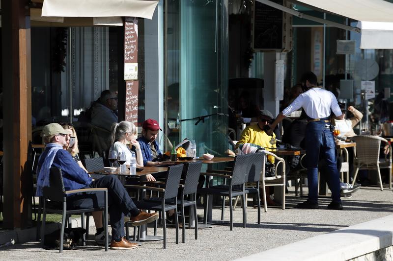 La llegada de turistas internacionales crece un 64,4% en 2021