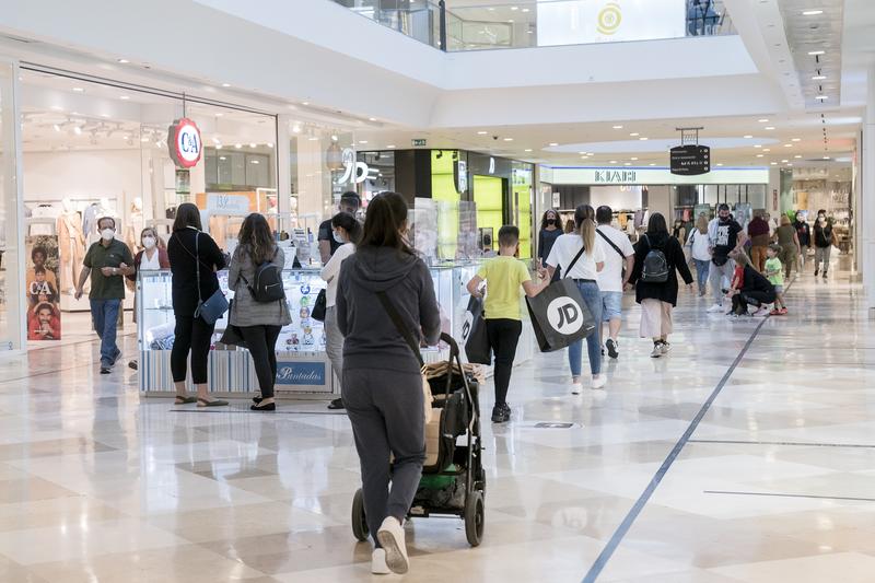 Los visitantes y las ventas aumentan más del 20% en los centros comerciales en 2021