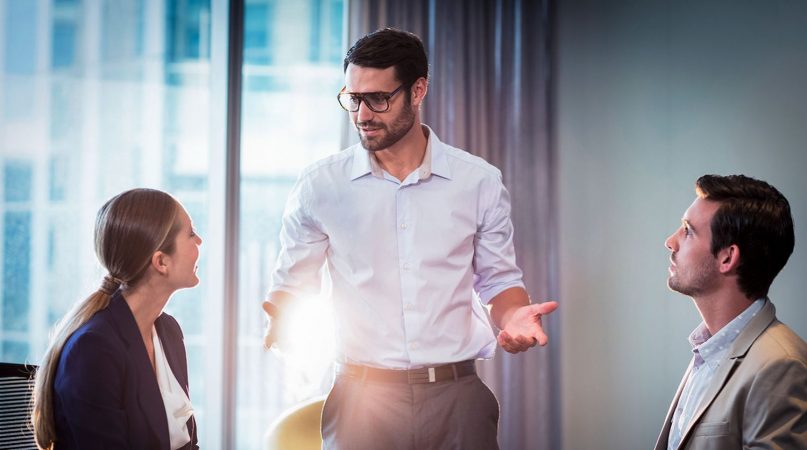 Fernando Miralles (45 años), campeón de España de oratoria, nos da 5 trucos para hablar en público con éxito 1 Merca2.es Oratoria: El lenguaje corporal y el poder del gesto