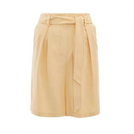 Pantalón corto beige de corte holgado con cinturón