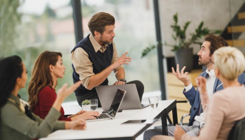 Teresa Baro (63), experta en comunicación no verbal: "Hay que contestar con mucha calma, sin gritar, sin nerviosismo, con un tono cálido y firme y luego acompañarlo con mirada a los ojos" 1 Merca2.es El poder de la comunicación consciente
