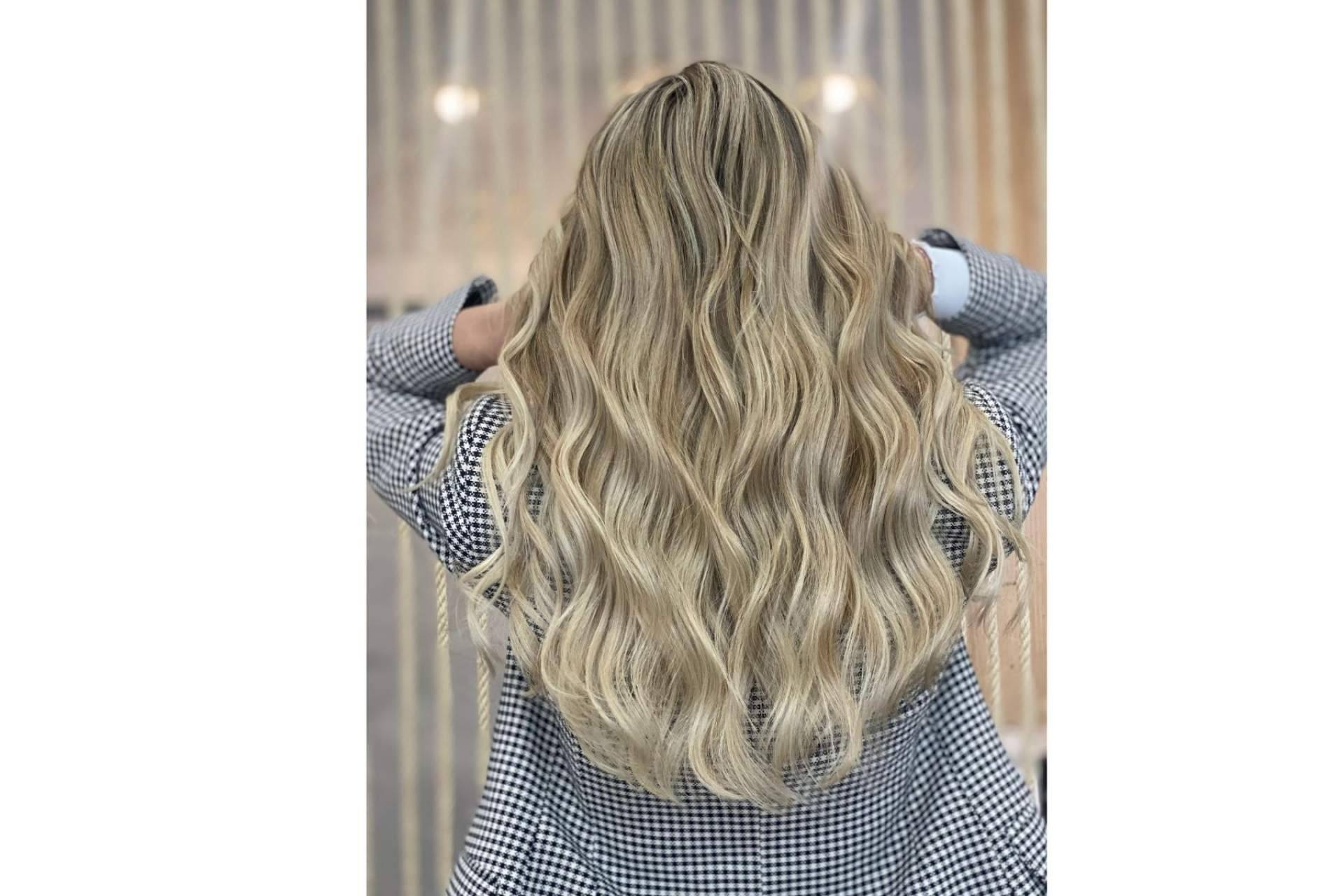 Rubios perfectos llenos de naturalidad en tendencia con DIM Salón
