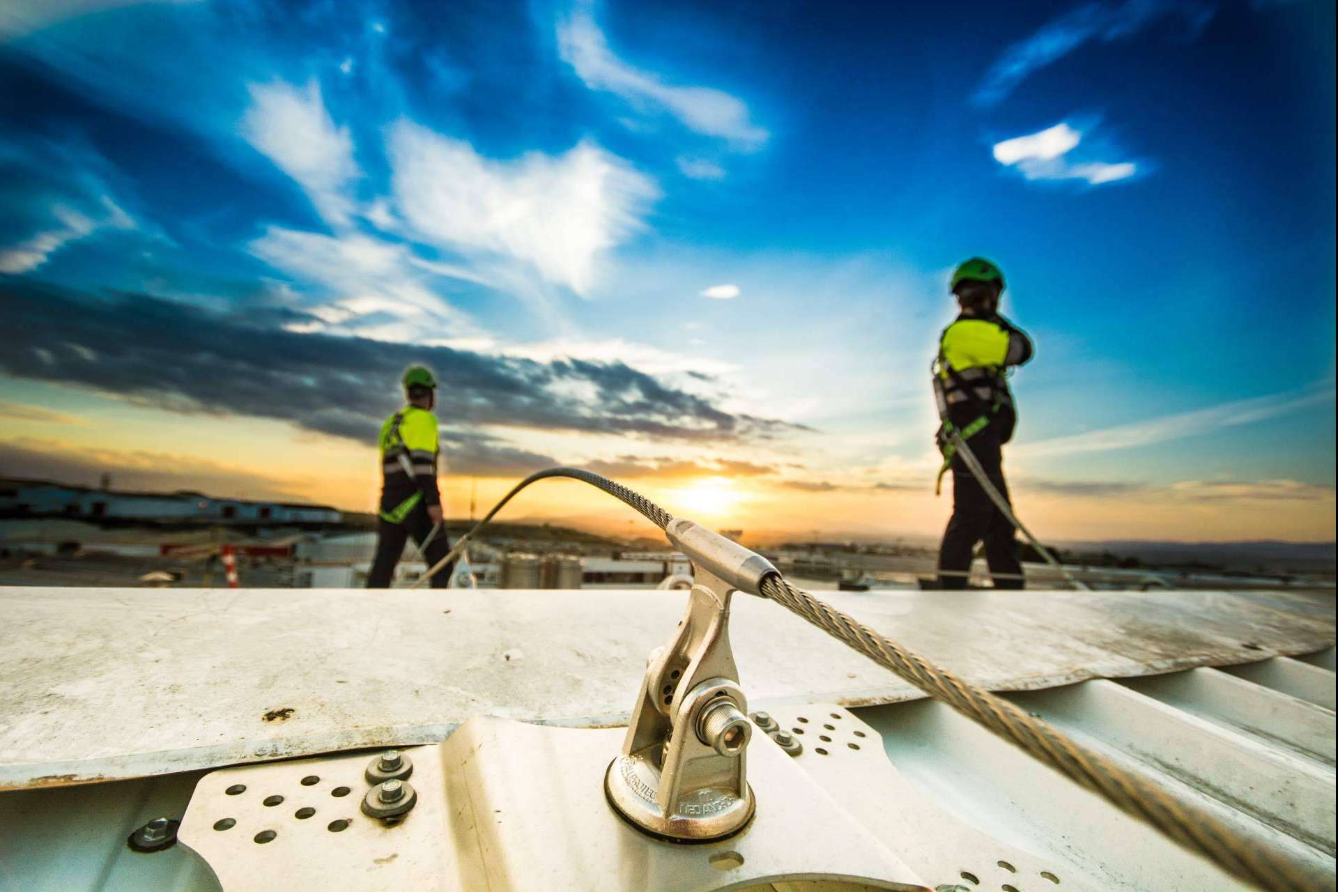 Acceder y trabajar con seguridad sobre cubiertas es posible con las líneas de vida