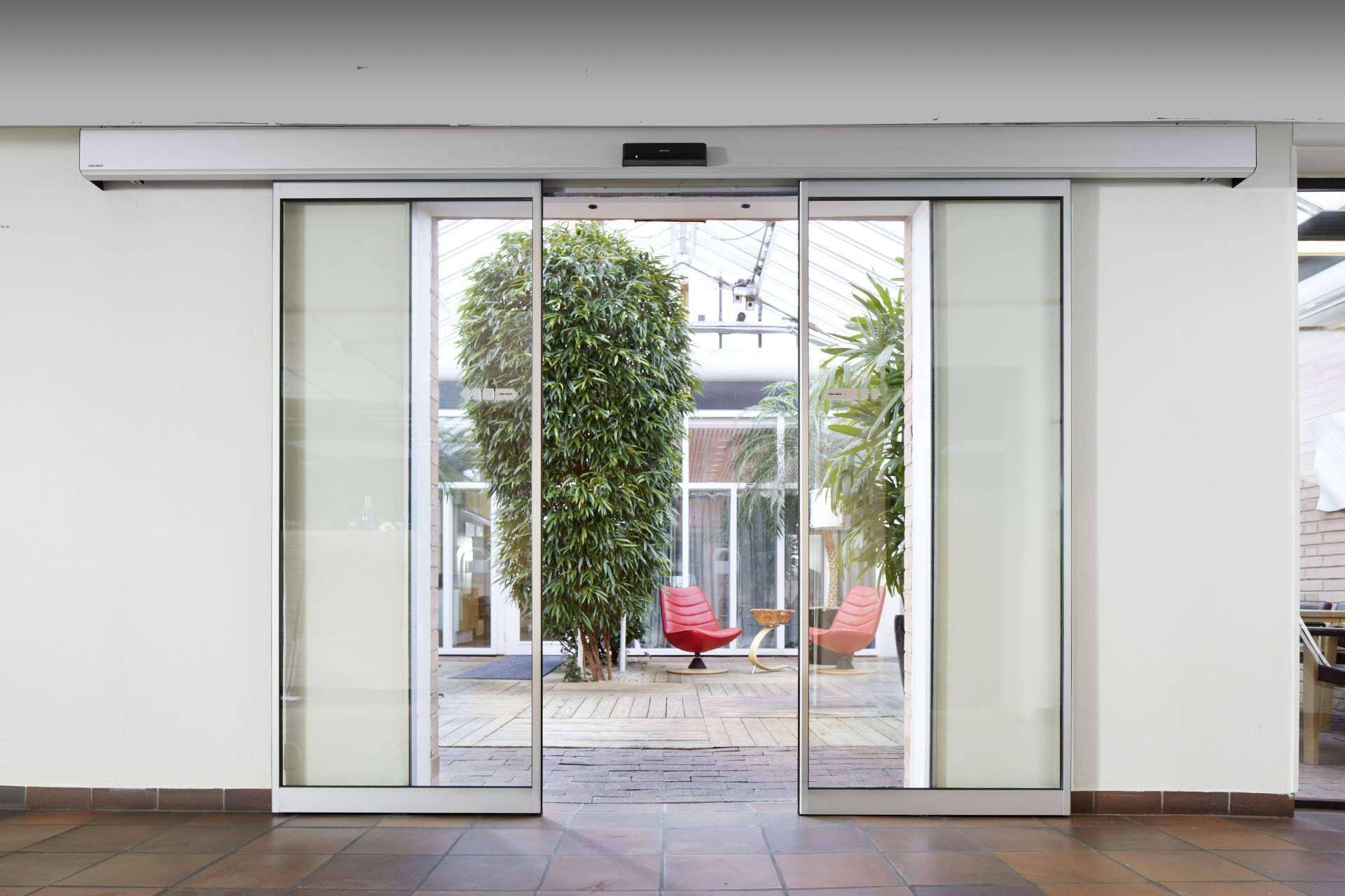 ¿Por qué son importantes las puertas automáticas en el comercio minorista?