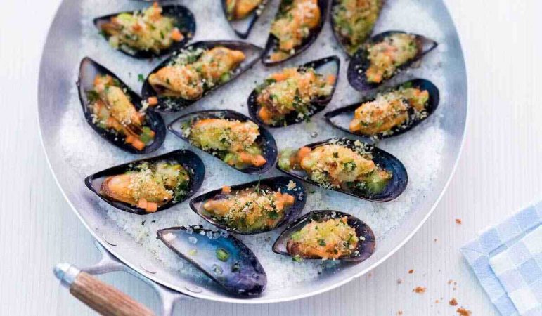 Cómo hacer unos mejillones al vino blanco para que te aplaudan 85 Merca2.es Mejillones gratinados receta entrante