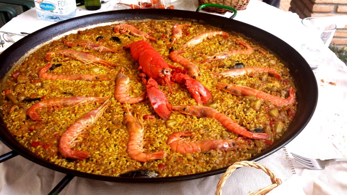 Paella: el motivo por el que nunca debes mover el arroz