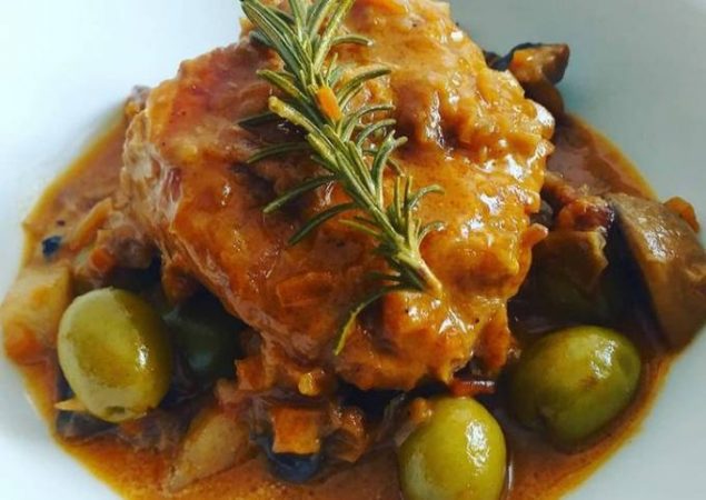 pollo guisado con champinones y aceitunas foto principal Merca2.es