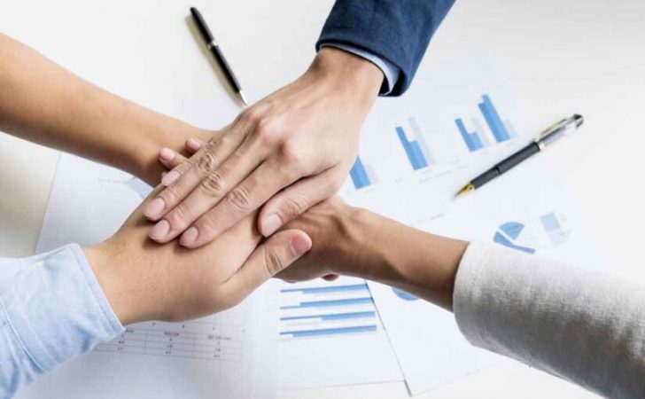 teamwork power successful business meeting workplace concept 825x510 1 Merca2.es