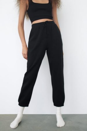 Básicos de Zara para llenar tu armario en primavera por poco dinero 23 Merca2.es Pantalón jogger felpa