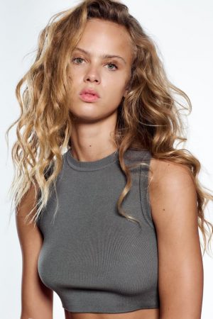 Básicos de Zara para llenar tu armario en primavera por poco dinero 24 Merca2.es Top básico punto cropped Zara