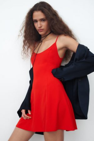 Básicos de Zara para llenar tu armario en primavera por poco dinero 27 Merca2.es Vestido corto fluido Zara