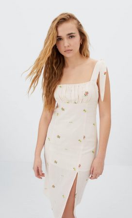 Stradivarius: el vestido de 'Los Bridgerton' que se agota en horas 20 Merca2.es Vestido midi bordado Bridgerton Stradivarius