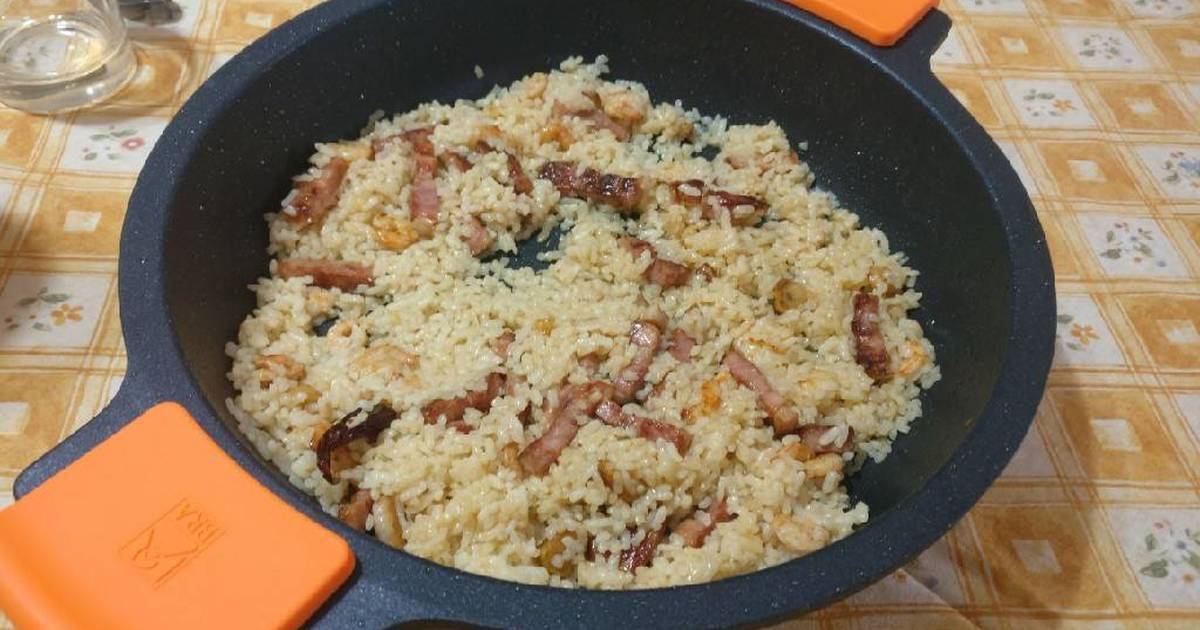 Este arroz al ajillo tiene un sabor más potente que la paella