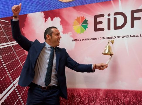 Fernando Romero, presidente de EiDF, tocando la campana Fernando Romero, presidente de EiDF, tocando la campana