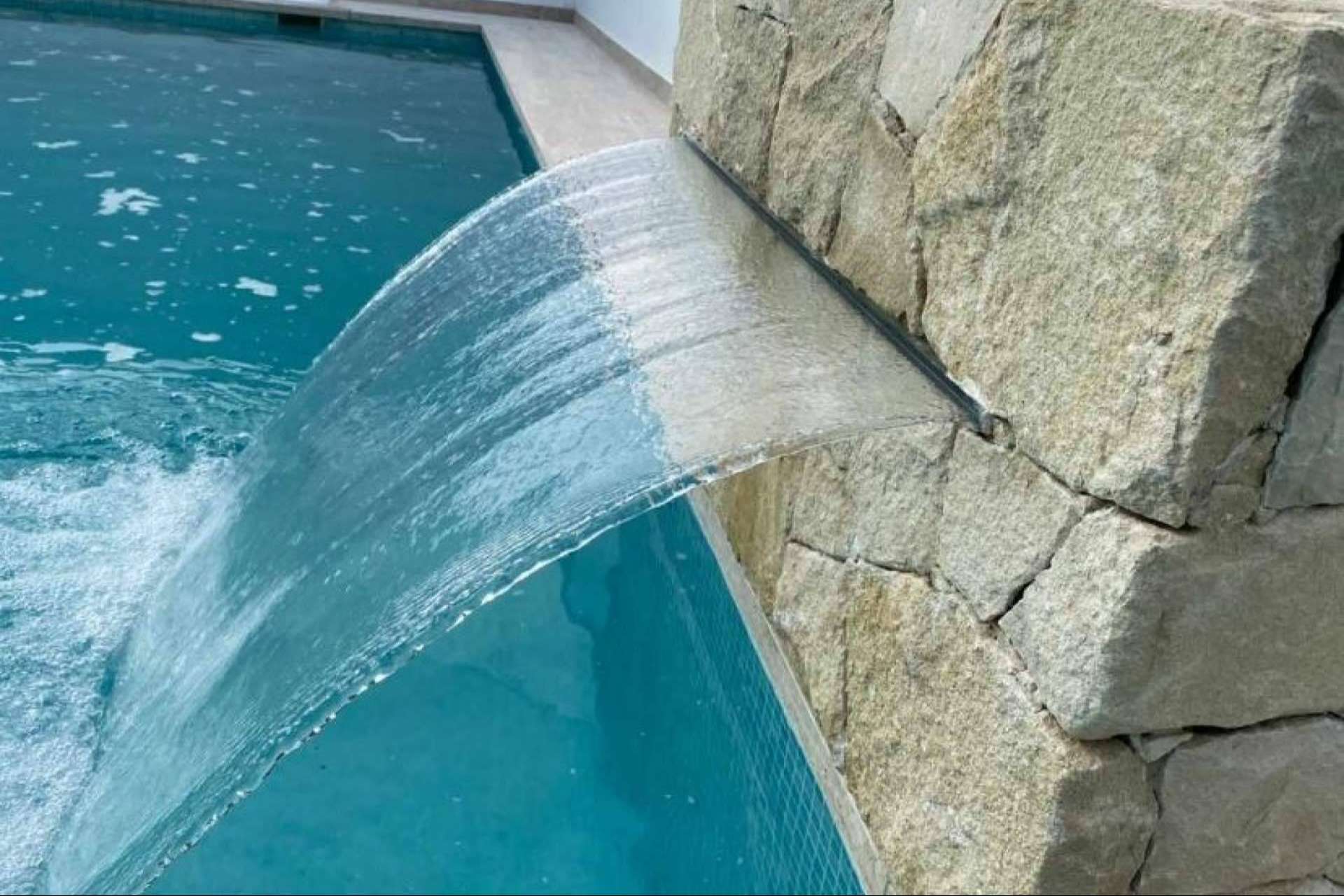 Cascada laminar acrílica, el complemento decorativo ideal de Warmpool para piscinas y centros tipo spa