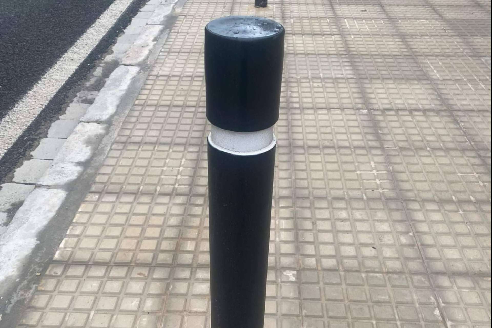 Pilonas de plástico reciclado con banda reflectante para delimitar los espacios de forma sostenible, por GB Solutions