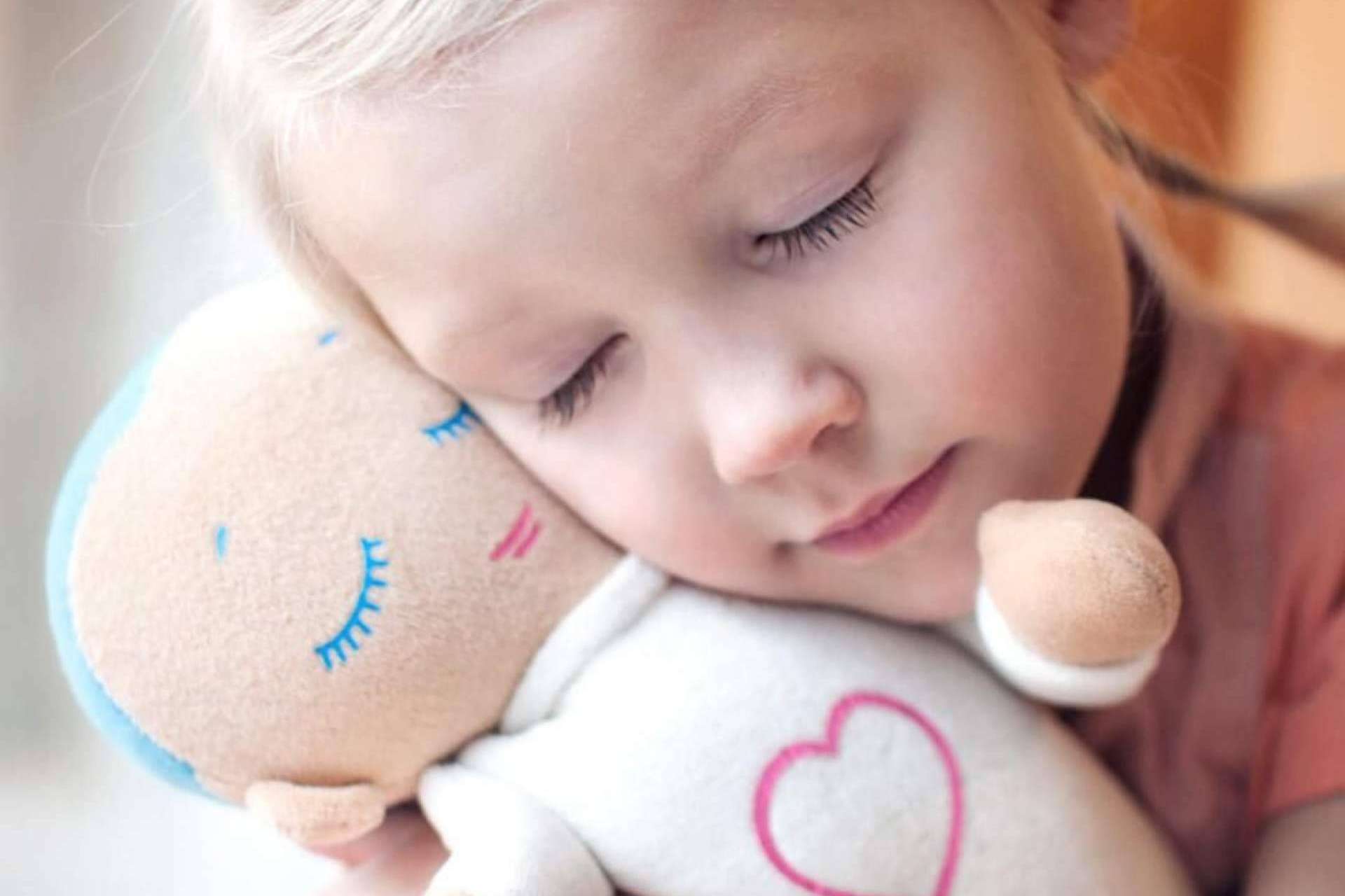 Ayudar a dormir bebés a través de los muñecos Lulla doll