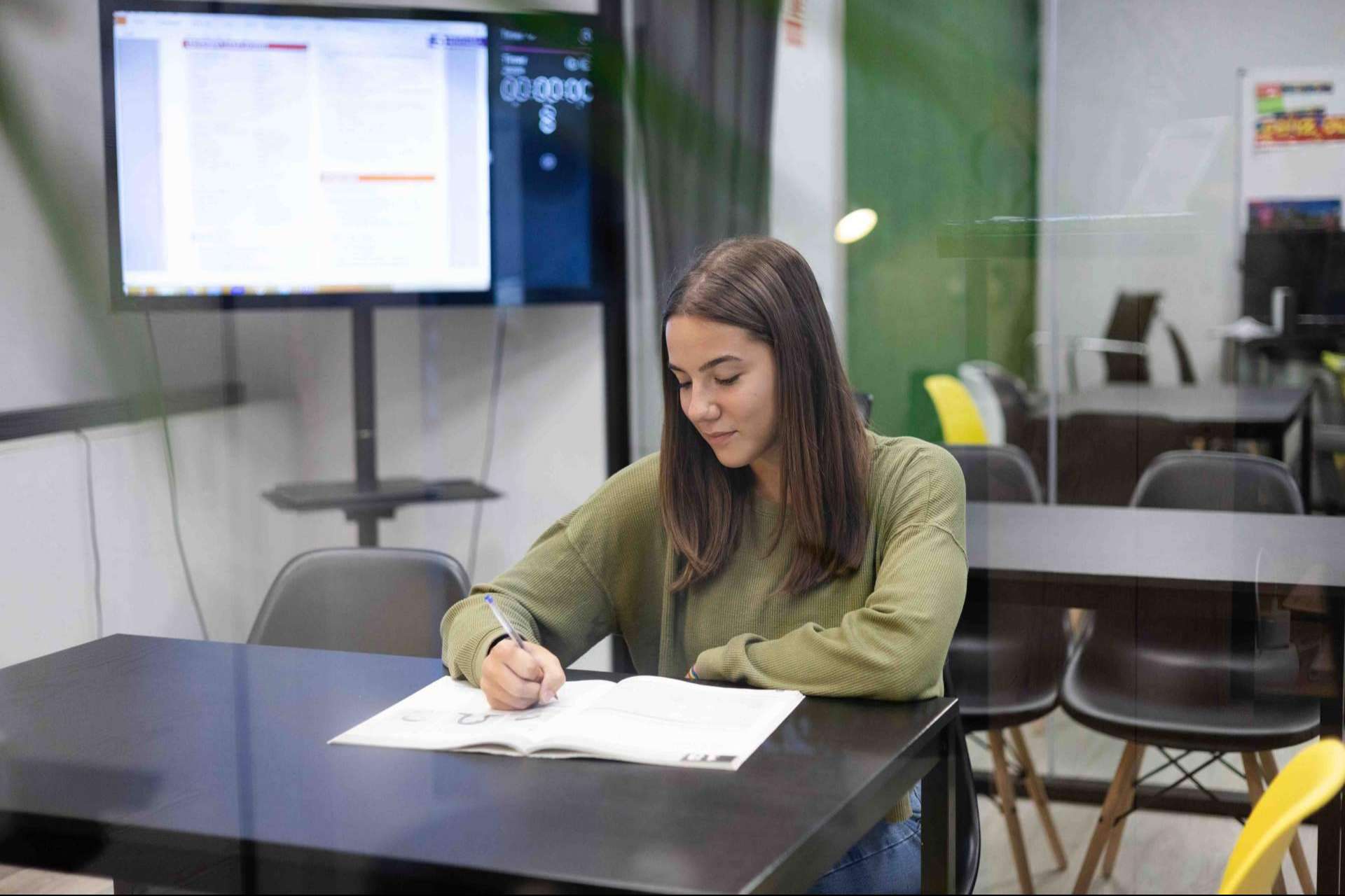 Aprender y practicar inglés con los cursos de conversación para adultos de Bravo Academy