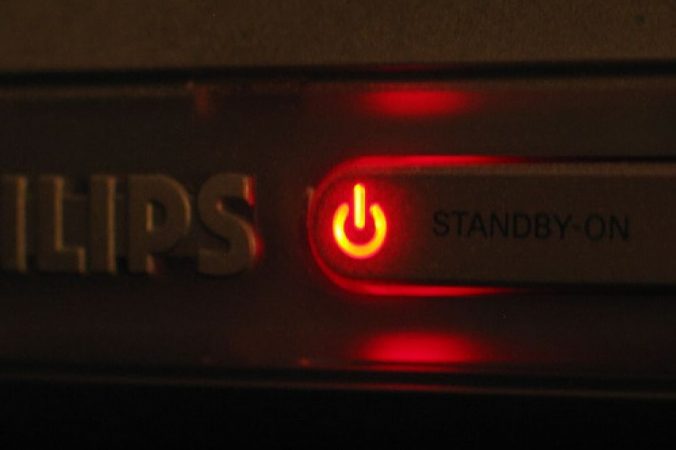 El dinero que te cuesta dejar encendida la luz roja de la televisión 25 Merca2.es luz roja Merca2.es