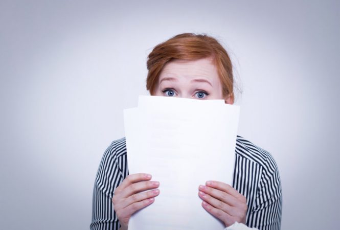 mujer insegura 900x609 1 Merca2.es