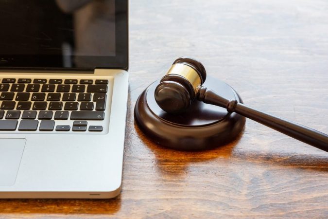 ordenador y maza de juez 900x600 1 Merca2.es