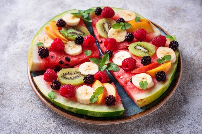 Snacks saludables que puedes incluir en tu dieta sin engordar 59 Merca2.es pizza sandia frutas bayas 82893 9500 1 Merca2.es