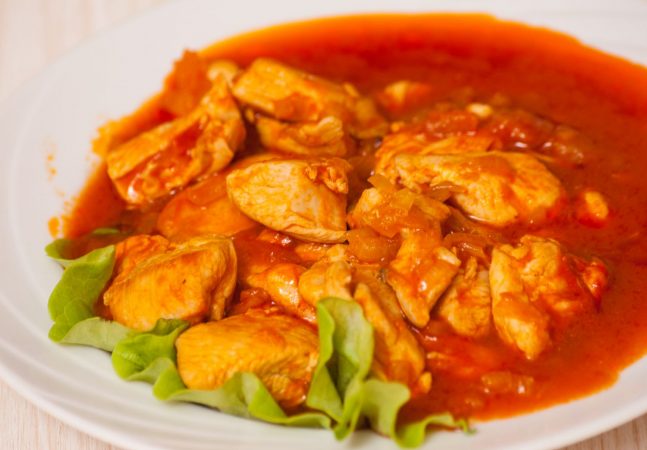 pollo en salsa de tomate