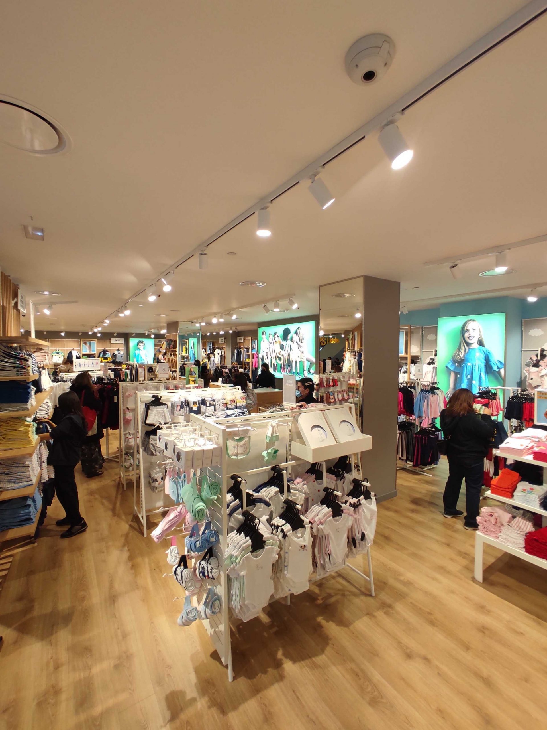 La Farga potencia su oferta en moda infantil con la llegada de OVS Kids