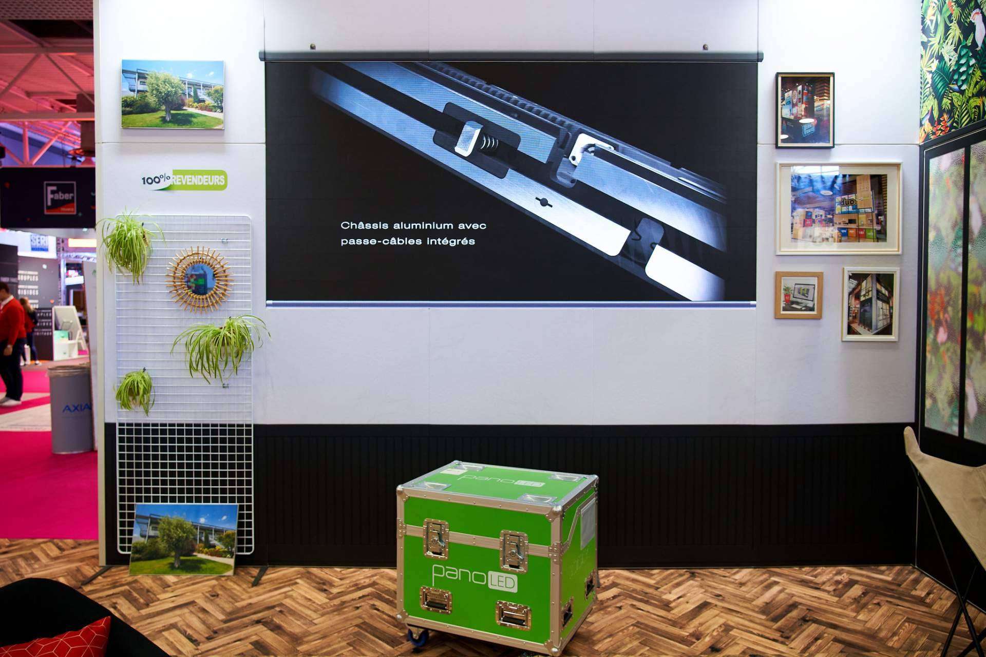 Los paneles LED de Olika Stands que permiten crear vídeo wall modulares en el stand