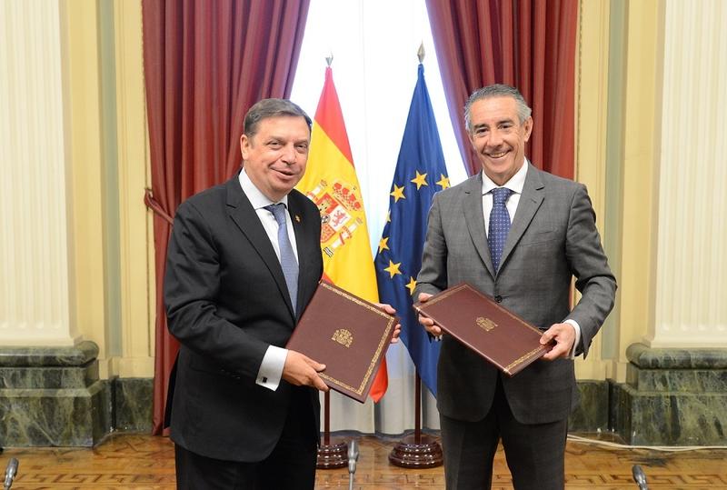 CaixaBank renueva su convenio con el Gobierno para mejorar la competitividad agraria CaixaBank renueva su convenio con el Gobierno para mejorar la competitividad agraria