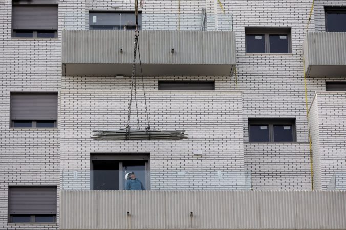 EuropaPress 4245423 hombre trabaja obra 10 febrero 2022 madrid espana reciente aprobacion Merca2.es