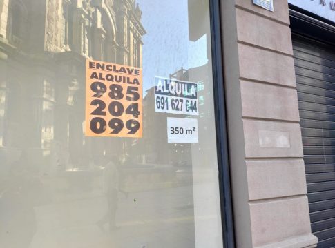 EuropaPress_4358413_local_comercial_alquiler_oviedo_pequeno_comercio_cerrado_cartel_alquila