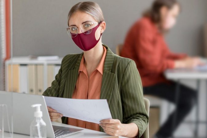 El uso de mascarillas le ha salido caro a los autónomos 18 Merca2.es No llevar bien puesta la mascarilla 852x568 1 Merca2.es