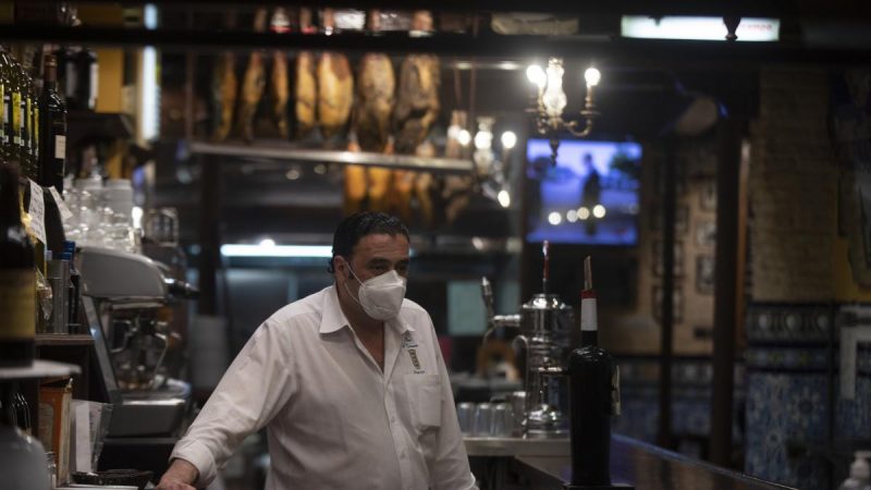 camarero crisis coronavirus mascarilla hosteleria trabajador empleado Merca2.es