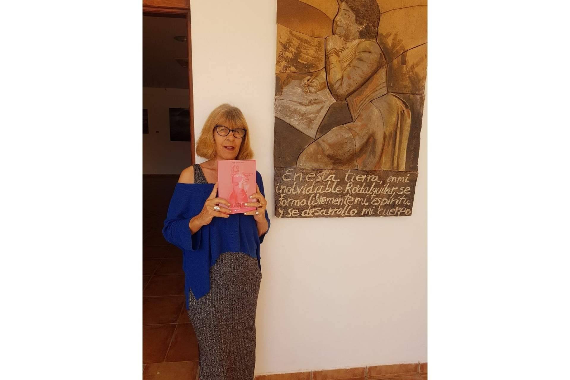 ‘La dama roja’, el ensayo biográfico de Carmen de Burgos, escrito por Ángela Sánchez Pérez