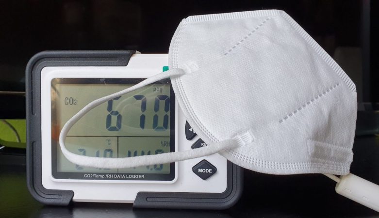 El uso de mascarillas le ha salido caro a los autónomos 17 Merca2.es medidor co2 mascarilla interior 1536x885 1 Merca2.es