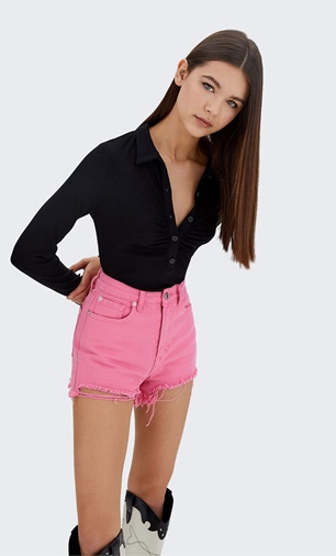 Shorts bajo deshilachado rosa