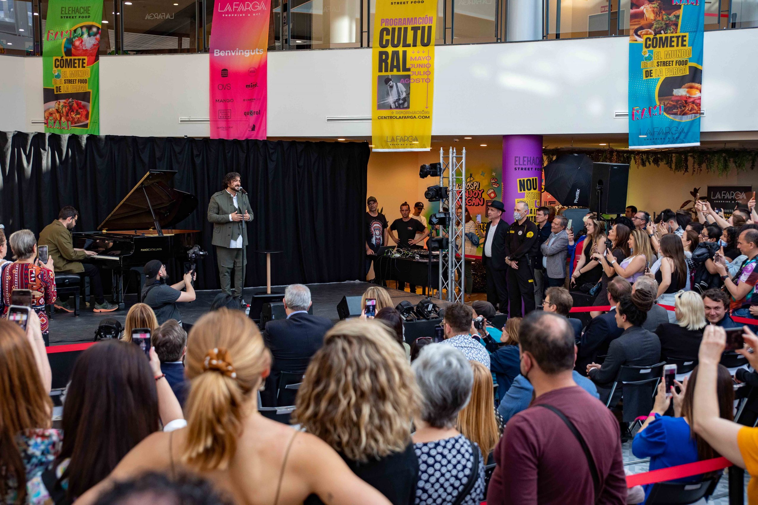 Antonio Orozco protagonizó la espectacular presentación del renovado centro comercial La Farga Antonio Orozco protagonizó la espectacular presentación del renovado centro comercial La Farga