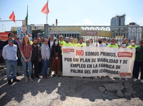 Belarra muestra su apoyo a los empleados de Zumosol en Palma de Coria (Córdoba), encerrados durante más de 130 días Zumosol