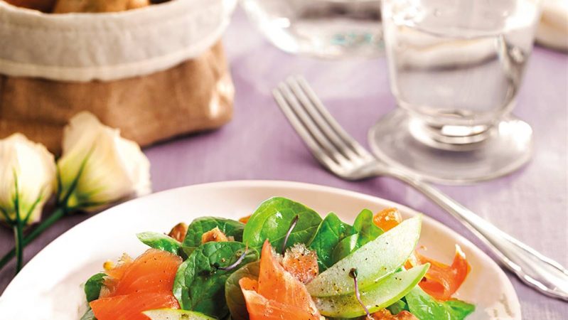 Ingredientes de la ensalada de espinacas y salmón ahumado