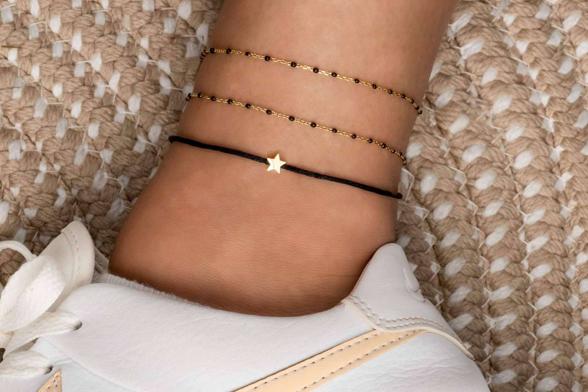 Tobilleras, un accesorio imprescindible en el look de este verano
