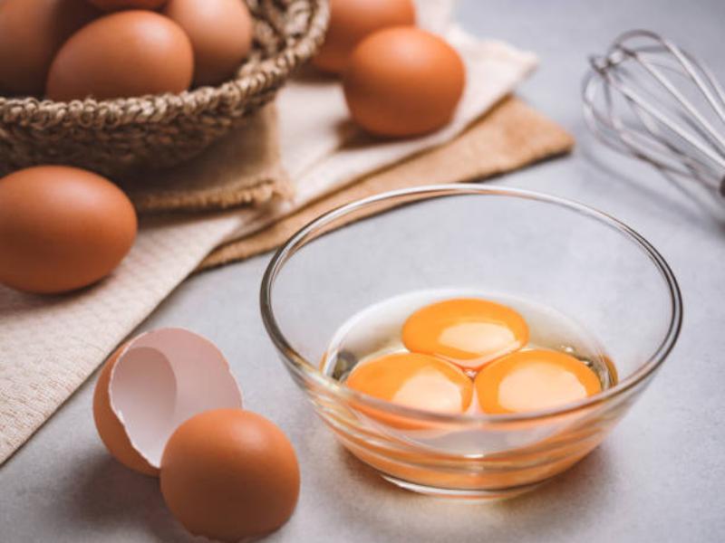 Evitar comer huevos crudos